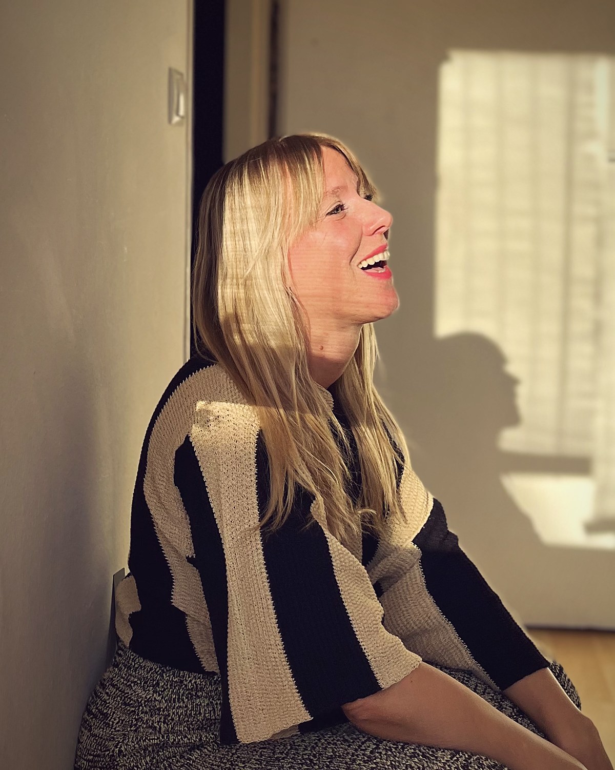 Jennifer Hartmann lachend im Sonnenlicht, Coach für Angst und Panikattacken